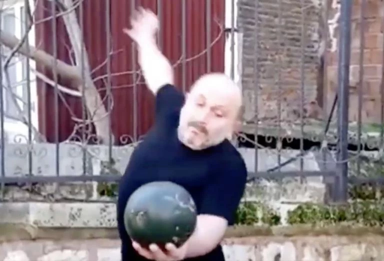 Γραφικότητα χωρίς όρια από ερντογανικό εξτρεμιστή – Οθωμανικό χαστούκι σε καρπούζι! (βίντεο)